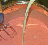 Последний штрих- добавьте молоко, продолжая взбивать смесь в кастрюле. Добавьте столько, чтобы получить желаемую консистенцию. Наслаждайтесь!