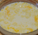 В миску налейте немного молока (зависит от того, сколько у вас батона. Вбейте туда яйцо, добавьте сахар по вкусу (я подаю такие гренки с медом, поэтому сахара кладу столовую ложку без горки). Тщательно взбейте молочную смесь при помощи вилки или венчика.