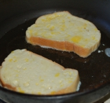 Разогрейте сковородку с маслом (я готовлю на растительном). Обжарьте гренки с двух сторон до легкой корочки. Внимание! Гренки останутся мягкими! Не нужно их засушивать. Посыпьте сахаром или полейте медом, джемом и подавайте к столу. Приятного аппетита!