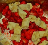 Клубнику и разломанный на кусочки банан добавьте в кастрюлю.