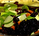 Яблоки нарежьте дольками и брусочками, добавьте в кастрюлю к сухофруктам.