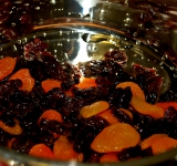 Тщательно промойте сухофрукты при помощи дуршлага или сита. Выложите их в кастрюлю.