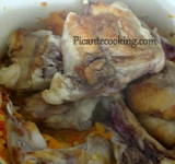 Для начала подготовьте некоторые продукты: кролика промойте и нарежьте на порционные кусочки. Ошпарьте помидоры, снимите с них шкурку и крупно нарежьте. Морковь измельчите или натрите на крупной терке. Лук нарежьте полукольцами. Из перца удалите сердцевинку и нарежьте его полукольцами. Чеснок мелко порубите.
В большой сковородке разогрейте масло. Кусочки кролика обваляйте в муке, стряхните излишки и обжарьте мясо с двух сторон до корочки. Следите, чтобы мука не пригорала, иначе блюдо будет горчить.