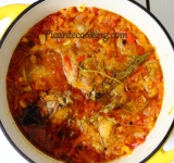 В кастрюле нагрейте масло. Выложите туда лук и готовьте до мягкости. Добавьте морковку, перемешайте с луком и выложите в кастрюлю кусочки кролика. К кролику положите помидоры, сладкий перец, чеснок, лавровый лист, черный перец и залейте доверху мяса водой или бульоном. На среднем огне доведите содержимое кастрюли до кипения, затем убавьте огонь до самого маленького, прикройте кастрюлю крышкой и тушите блюдо до готовности, около 2 часов, мясо должно отставать от костей.
После первого часа готовки добавьте соль и перец и хорошенько перемешайте. Готовое мясо накройте крышкой и дайте ему постоять минут 20, затем подавайте. Лучше всего такое мясо подавать с пюре, нутом или гречкой. Приятного аппетита!
Ссылка на источник рецепта: www.picantecooking.com/recipe/krolik-tomlennyi-s-ovoshchami