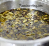 Для начала при помощи ступки измельчите кардамон. Измельчите цедру апельсина при помощи ножа. Поломайте палочку корицы. Все специи и цедру апельсина сложите в небольшой сотейник, залейте водой и поставьте на огонь. Доведите до кипения. На самом маленьком огне варите минут 15. Когда пройдет время, снимите отвар с огня. Дайте немного остыть, а потом отцедите жидкость в отдельную посуду. Специи можете выбросить. Очищенный миндаль и изюм поместите в кастрюльку. Добавьте сахар и вино и варите после кипения на маленьком огне минут 10.