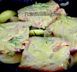 Жароупорное блюдо хорошенько смажьте маслом и распределите на нем яблоки и лук. Разогрейте духовку.
На луково- яблочную подушку выложите кусочки рыбы и поставьте блюдо в разогретую духовку минут на 18-20. Подавайте с яблоками и луком.