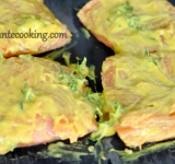 Для начала в небольшой посуде смешайте все ингредиенты для маринада, опустите в него кусочки рыбы и аккуратно перемешайте так, чтобы каждый кусочек покрылся маринадом. Прикройте и оставьте мариноваться при комнатной температуре минут на 30.
Подготовим некоторые продукты: Лук нарежьте средними полукольцами, а каждое яблоко разрежьте на 8 частей, удалив семена.