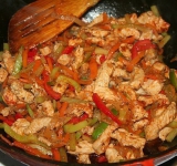 На среднем огне, постоянно помешивая, жарьте до полной готовности мяса.
По инструкции на упаковке отварите лапшу почти до готовности, а затем откиньте ее на дуршлаг и поместите в вок к мясу и овощам.
Добавьте специи и терияки по вкусу, продолжая постоянно помешивать, готовьте еще минуты.
Приятного аппетита!