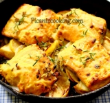 К этому блюду идеально подходит картофельно-яблочное пюре. (Готовите пюре как обычно, заменяя 1/4 часть картофеля чищенными яблоками, которые добавляете когда картофель почти готов и варите до мягкости яблок. А дальше все как обычно: измельчаете, приправляете сливочным маслом и сливками).
приятного аппетита!
Ссылка на источник рецепта: www.picantecooking.com/recipe/semga-s-yablokami-i-lukom