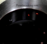 Добавьте водку, сок апельсина и отцеженный отвар из специй. Прогрейте все вместе и разлейте по подготовленным кружкам. Приятного отдыха!
Ссылка на источник рецепта: www.picantecooking.com/recipe/glegg-gl-gg