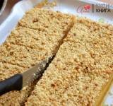 Дайте пирожным постоять, а потом нарежьте на порционные кусочки. Приятного чаепития!  
 
Ссылка на источник рецепт:  kulinariya123.blogspot.ru/2014/03/660-pesochnoe-pirozhnoe.html 	