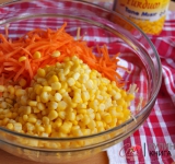 Для начала мелко нашинкуйте капусту, посыпьте ее солью и немного подавите, чтобы она пустила сок. Морковку натрите на крупной терке. Она должна быть как на морковь по-корейски, но не длинная. С кукурузы слейте сок и добавьте ее в салат. Мелко порубите укроп.