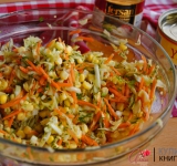 Теперь приготовим заправку: в оливковое масло добавляем чеснок, пропущенный через пресс, лимонный сок (или уксус). Хорошенько перемешиваем.
Добавляем заправку в салат, хорошенько все перемешиваем. Салат готов! Приятного аппетита!
Ссылка на источник рецепта: kulinariya123.blogspot.ru/2014/03/657-salat-s-kapustoj-i-kukuruzoj.html