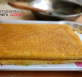 Коржи обрежьте, а лишние части разотрите в крошку, она пойдет на обсыпку. Первый корж смажьте повидлом, накройте вторым коржом, снова намажьте повидло. Верхушку посыпьте крошкой.	