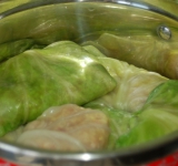 Плотно уложите голубцы в кастрюльку.