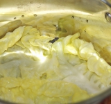 Для начала нужно подготовить капустные листья. Для этого вскипятите воду в большой кастрюле и опустите в нее кочан. Листья станут более мягкими, и у вас не возникнет проблем при отделении их от кочерыжки. Снимите капустные листья и аккуратно срежьте с них утолщения.
На дно кастрюля, в которой будете тушить голубцы, выложите несколько капустных листочков, это предохранит блюдо от пригорания.