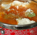 Залейте водой так, чтобы она полностью покрывала голубцы. Доведите до кипения на большом огне, затем убавьте его до минимума и тушите 1.10-1.30, до готовности под крышкой. Приятного аппетита!