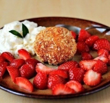 Подавайте эту вкуснятину со свежими ягодами и взбитыми сливками. Приятного аппетита!	