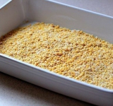 Для начала измельчите кукурузные хлопья в мелкую крошку, а шарики мороженого выложите на вощенную бумагу в ряд. Измельчить хлопья можно при помощи скалки, завернув их в полиэтиленовый пакет. В измельченные хлопья всыпьте корицу и кокосовую стружку, хорошенько перемешайте. Выложите в небольшую посуду.	