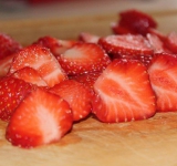 Тоненько нарежьте ягоды клубники, выложите ими поверхность чизкейка, залейте клубничным желе и снова уберите в холодильник на час. Приятного аппетита!