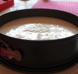 Полученную творожную массу выложите на основу из печенья и снова уберите в холодильник на час.