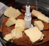 Сначала приготовим основу для чизкейка. Для этого тщательно измельчите вместе печенье и масло. Это можно сделать при помощи кухонного комбайна или блендера. В круглую разъемную форму (у меня 26 см) выложите массу их печенья ровным слоем, утрамбуйте, сформировав основу. Поставьте в холодильник на час.