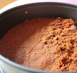 Желатин залейте 50 мл кипятка и дайте ему слегка остыть. Измельчите творог до образования мягкой и однородной творожной пасты. Добавьте в нее сливки и сахар и хорошенько взбейте миксером. Количество сахара можно регулировать, в зависимости от того, как вам больше нравится.
В полученную массу добавьте желатин, мок лимона и ванилин. Тщательно взбейте вместе.