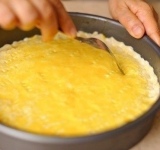 Взбейте желток и смажьте им поверхность пирога, для того, чтобы получилась красивая румяная корочка. Проткните поверхность в нескольких местах при помощи вилки. Поставьте пирог в духовку минут на 30.
Когда готовый пирог остынет, посыпьте его сахарной пудрой. Приятного Вам чаепития!