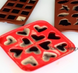 За несколько часов до начала приготовления кофе, сварите 300 мл отменного кофе и разлейте его по формочкам для льда. Заморозьте.