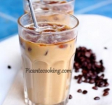 Когда будете готовить кофе, достаньте формочки с замороженным ледяным кофе. Сварите отменный кофе и сразу добавьте в него сгущенку и ликер. Хорошенько перемешайте. Мешайте до однородности, потому что сгущенка должна полностью раствориться.
Наполните стаканы льдом, залейте сладким кофе, перемешайте и наслаждайтесь. Приятного вам дня!
Ссылка на источник рецепта: www.picantecooking.com/recipe/ochen-khoroshii-kholodnyi-kofe