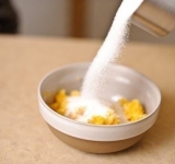 Теперь приготовим начинку. Нарежьте лимоны на небольшие дольки и хорошенько измельчите при помощи блендера. Смолотый лимон перемешайте со стаканом сахара. Начинка готова.