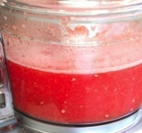 В блендер выложите куски арбуза, лимон, воду и мед. Хорошенько взбейте все до однородной массы.