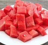 Для начала очистите арбуз от кожуры, выньте из него все косточки и нарежьте мякоть на небольшие кубички. Выжмите сок из лимона.