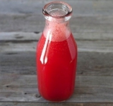 Процедите напиток через сито, выбросите мякоть и оставьте сок, перелейте его в емкость и охладите до подачи. Перед подачей украсьте веточками мяты или мелиссы. Наслаждайтесь!