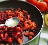 Для начала, если вы варите борщ на бульоне, отварите бульон, достаньте мясо. Бульон можно процедить.
Разогрейте сковородку с растительным маслом. Очищенную свеклу натрите на терке и выложите на сковородку. Ошпарьте помидор, чтобы снять с него шкурку, а затем нарежьте на мелкие кубички и добавьте в сковороду. Добавьте лимонный сок и налейте к овощам 50-70 грамм бульона. Накройте сковород крышкой и тушите на маленьком огне минут 30. Следите за тем, чтобы свекла не жарилась, а именно тушилась.