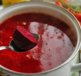 В кастрюлю с борщом, в конце варки, можно добавить пару кусочков сырой свеклы, это придаст борщу еще более насыщенный цвет и аромат. Готово!
Перед подачей лучше дать настояться борщу пару часов. Подавайте со сметаной. Приятного аппетита вам и вашим деткам!
Ссылка на источник рецепта: kulinariya123.blogspot.ru/2014/04/664-c.html