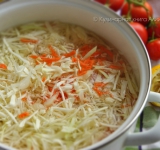 Мелко нашинкуйте капусту. Натрите морковку на терке. Мелко нарежьте лук. Вскипятите бульон и всыпьте в него капусту, лук и морковку. Всыпьте сахар (я добавляю чайную ложку). Варите овощи до полуготовности, а затем, за 10 минут до готовности овощей, добавьте в кастрюлю натертую картошку. Следом сразу же всыпьте тушеную свеклу.