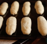 Для начала тщательно смешайте все ингредиенты, кроме сыворотки и хорошенько вымесите полученное тесто, не менее 15 минут, пока оно не перестанет липнуть к вашим рукам и поверхности. Готовое тесто укройте полотенцем и оставьте в теплом месте примерно на 1-2 часа, пока тесто не увеличится в 2 раза.	