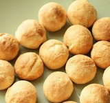 Разогрейте духовку. Противень выстелите пекарской бумагой и смажьте маслом. Из каждого кусочка теста скатайте шарик и выложите на противень. Если хотите, можно слегка приплюснуть шарики, чтобы получились лепешки.  
 
Поместите печенье в духовку и запекайте минут 15-20, пока печенье не станет равномерно золотистым. 
 
Остался последний штрих! В отдельной чашке смешиваем две столовые ложки сахарной пудры и треть столовой ложки воды. Воду добавляем порционно, а не всю сразу, чтобы глазурь не получилась слишком жидкой. Она должна стать текучей, но густой. 
Положите глазурь в полиэтиленовый пакет или корнетик из пергамента, отрежьте уголок и нанесите узор на остывшее печенье. Дайте глазури подсохнуть, а потом можно кушать. 
 
Приятного чаепития!	