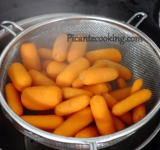 Для начала вскипятите в большой кастрюле подсоленную вод, затем опустите в нее морковку минуты на две. Достаньте и отцедите от жидкости. Измельчите петрушку и лимонную цедру. На сковородке растопите сливочное масло, затем добавьте в нее цедру и морковку, накройте крышкой и томите минут 5-6, изредка помешивая. Готовьте почти до мягкости.