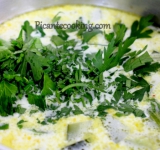 В кастрюле разогрейте 2 ст. ложки оливкового масла, затем добавьте в нее лук и томите до мягкости. Добавьте к размякшему луку цуккини и измельченную цедру, выдавите в кастрюлю печеный чеснок из скорлупы и залейте водой так, чтобы были покрыты овощи, не больше. Варите суп до того момента, пока цуккини не размякнет.