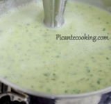 Влейте сливки, доведите суп до кипения, а затем сразу снимите с огня. Добавьте в кастрюлю пармезан и зелень. Теперь тщательно взбейте все при помощи блендера. Накройте кастрюлю крышкой и оставьте настояться минут на 5. Подавайте суп, посыпав пармезаном и свежей петрушкой. Приятного аппетита!
Ссылка на источник рецепта: www.picantecooking.com/recipe/krem-sup-s-tsukini-i-petrushkoi