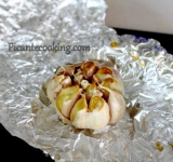 Для начала подготовим некоторые продукты: нарежьте цуккини кубиками, натрите пармезан на терке, а листья петрушки измельчите. Нарежьте лук на кубички. Теперь приступим к приготовлению.
Для начала разогрейте духовку. У чеснока срежьте верхушку, положите его на фольгу, посолите и слегка сбрызните оливковым маслом. Каждую головку чеснока заверните по отдельности в фольгу и уберите в духовку минут на 15 (зависит от размера чеснока). Чеснок должен стать мягким. Затем достаньте его и уберите в сторону.