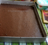 Готовое тесто разлейте по формам и выпекайте минут 30-35. Чтобы проверить готовность, проткните корж зубочисткой в центре, она должна выходить чистой. Готовым коржам дайте минут 20 остыть, затем переверните их на решетку, аккуратно снимите пергамент и дайте им полностью остыть. Поставьте (по возможности) коржи в морозилку минут на 30.