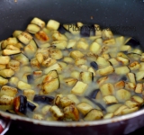 Для начала подготовим некоторые продукты: баклажан нарежьте на кубики, измельчите лук, кубиками порежьте половинку головки фенхеля, на кубики нарежьте кабачок, а помидоры ошпарьте, снимите с них шкурку и тоже нарежьте на кубички. Теперь приступаем к приготовлению блюда.
Выложите баклажаны в дуршлаг, хорошо посолите их и оставьте на 2 часа (чтобы убрать горечь), затем промойте холодной водой и отожмите. Разогрейте в сковородке немного растительного масла, обжарьте на нем лук и выложите его в глубокую миску.
Теперь в глубокой сковородке (можно использовать фритюрницу) хорошенько разогрейте оливковое масло, столько, чтобы овощи плавали в масле. Партиями жарьте овощи до мягкости, сначала сельдерей и фенхель, затем баклажан, затем кабачки.