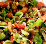 Каждую партию жаренных овощей сначала выкладывайте в стеклянную посуду, выстеленную бумажным полотенцем, а потом, когда впитается все лишнее масло, перекладывайте в миску к луку. К жаренным овощам добавьте изюм, орехи, листики базилика, сахар, томатную пасту, винный уксус и помидоры. Хорошо приправьте все солью и черным молотым перцем, аккуратно перемешайте. Накройте миску с блюдом и оставьте при комнатной температуре часа на 2.
Подавать капонату лучше всего с хлебцами или свежим черным хлебом, сбрызнув оливковым маслом и украсив листочками базилика. Приятного аппетита!
Ссылка на источник рецепта: www.picantecooking.com/recipe/kaponata-caponata