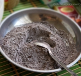 Для начала разогрейте духовку. Дно и стенки трех одинаковых по размеру форм для выпечки смажьте сливочным маслом. Выстелите пергаментом. Тоже смажьте сливочным маслом.
Теперь просеиваем муку, какао, соду и соль в большую миску, в которой будем замешивать тесто. Хорошенько все взбиваем. Добавьте растительное масло и сметан, снова хорошенько взбейте. Продолжая взбивать, порционно влейте воду. Добавьте соду, ванильный экстракт, хорошо перемешайте. Добавьте яйца и снова тщательно взбейте.