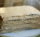 Теперь приготовим ореховую глазурь. При помощи миксера, в большой миске тщательно взбейте сыр до консистенции пушистого крема. Добавьте арахисовое масло и снова хорошенько взбейте. Порционно всыпайте сахарную пудру, постоянно помешивая. Затем взбивайте на средней скорости еще минуты 3-4.