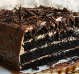 Следующий этап- шоколадная глазурь. На водяной бане растопите шоколад, арахисовое масло и кукурузный сироп. Не переставайте постоянно помешивать. Когда получится однородная консистенция, снимите глазурь с огня, добавьте сливки и снова хорошенько взбейте. Не забывайте, что глазурью нужно покрывать торт тогда, когда она еще теплая!
Теперь собираем торт:
Каждый корж промазываем ореховым кремом, убираем в холодильник, чтобы он немного застыл, а потом покрываем шоколадной глазурью и снова ставим в холодильник, минимум на 30 минут. Достать торт из холодильника за час до подачи к столу. Приятного вам чаепития!