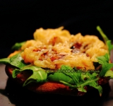 Готовый лук полностью остудите и переложите в чистую герметичную емкость. Такой лук можно хранить в холодильнике около недели. Приятного вам аппетита! 
 
Ссылка на источник рецепта:  www.picantecooking.com/recipe/karamelizovannyi-luk 	